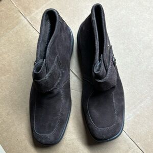 Women’s size 8 Ara goretex sueded leather boot with Velcro closure